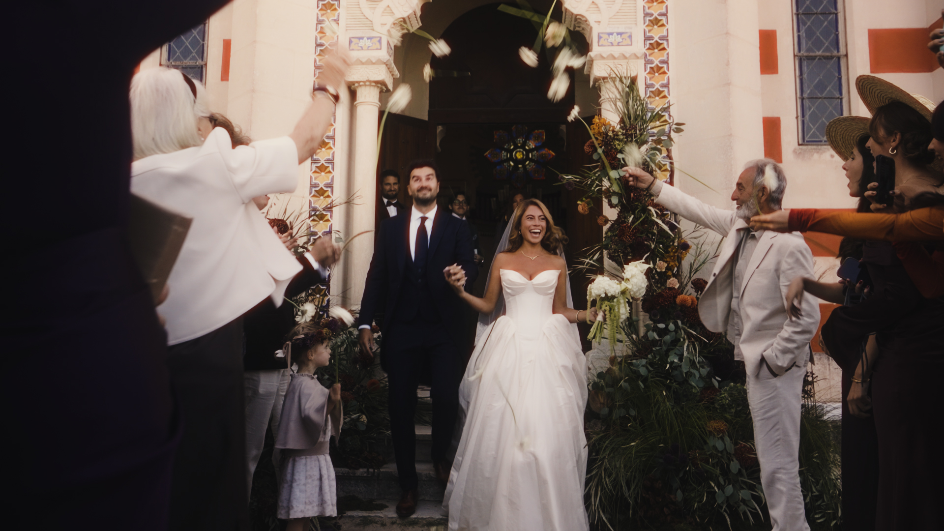 Barbara et Arthur à la sortie de la Chapelle Sainte-Marie du Cap lors de leur mariage au Cap Ferret