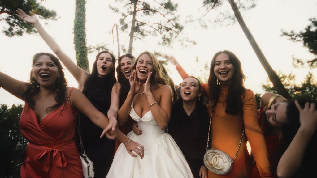Barbara entourée de ses amies et invitées lors du cocktail de mariage au Cap Ferret