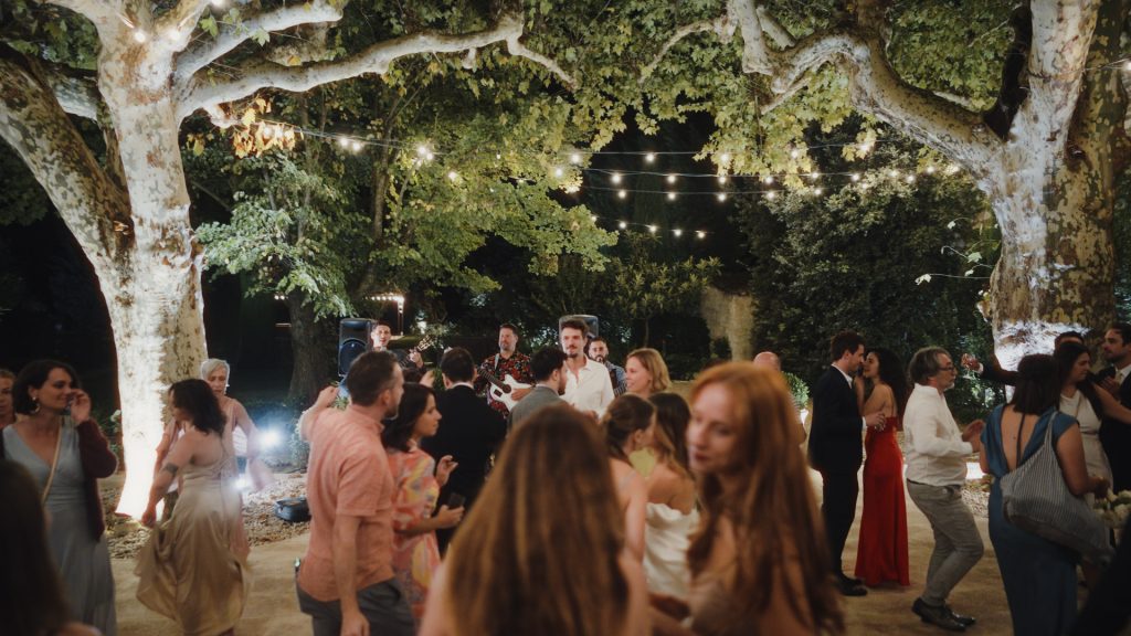 Soirée dansante sous les guirlandes lumineuses lors d’un mariage en Provence