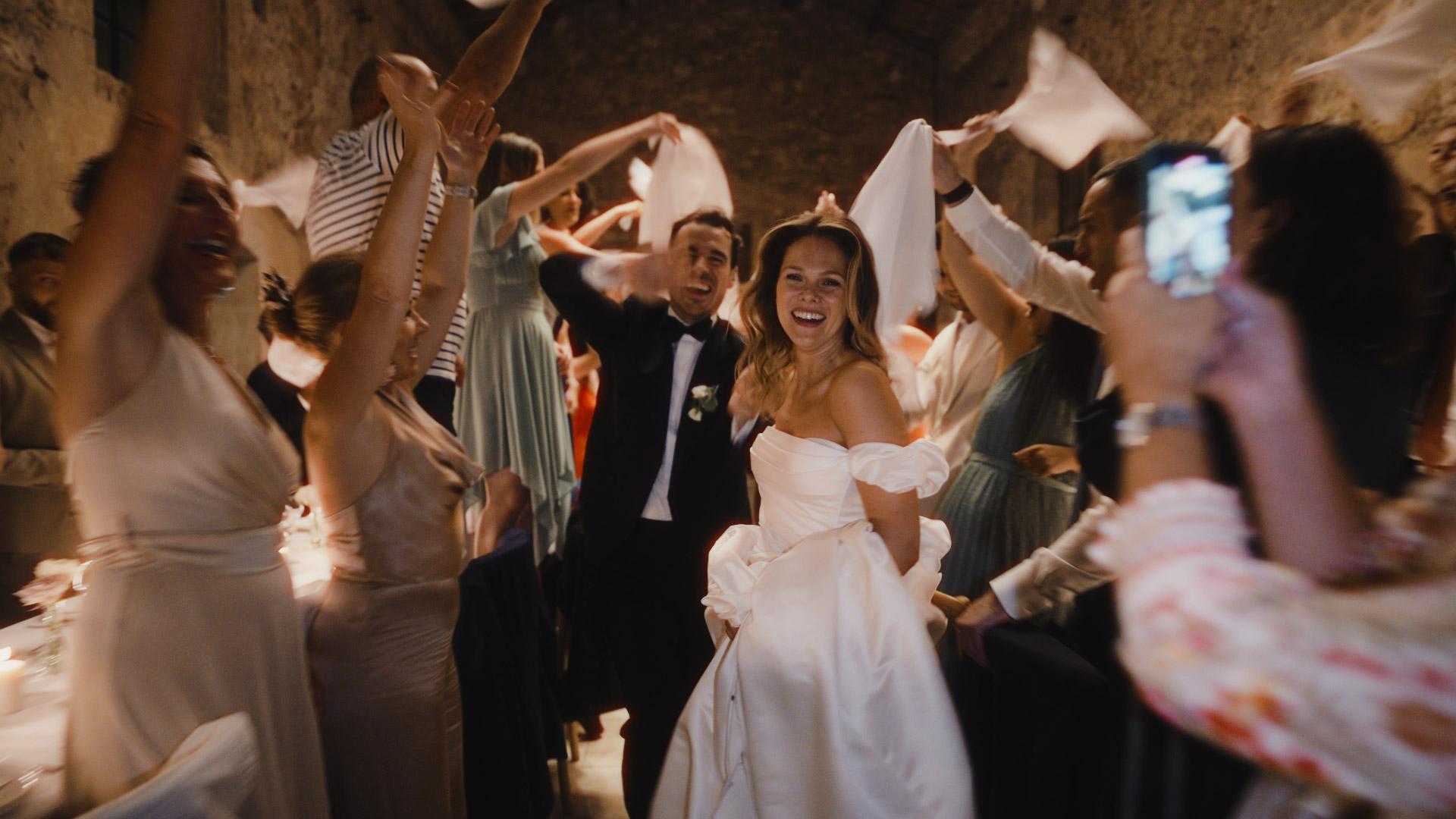 Anaïs et Loïc célébrant leur mariage entourés de leurs invités au Domaine Le Petit Roulet
