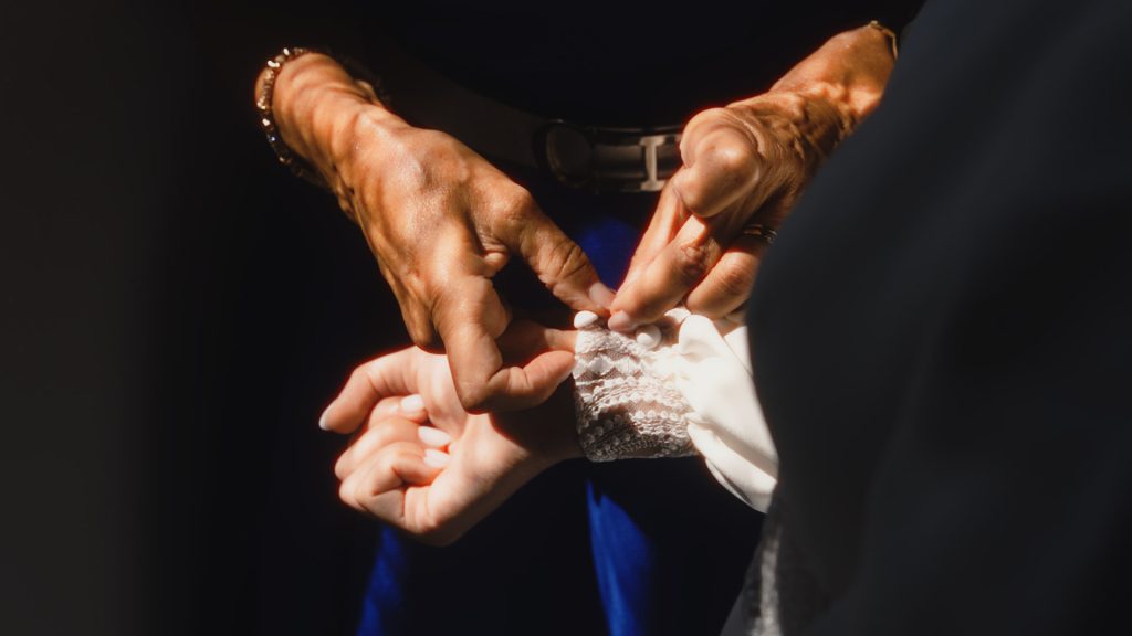 Préparation de la mariée entourée de ses proches avant la cérémonie religieuse