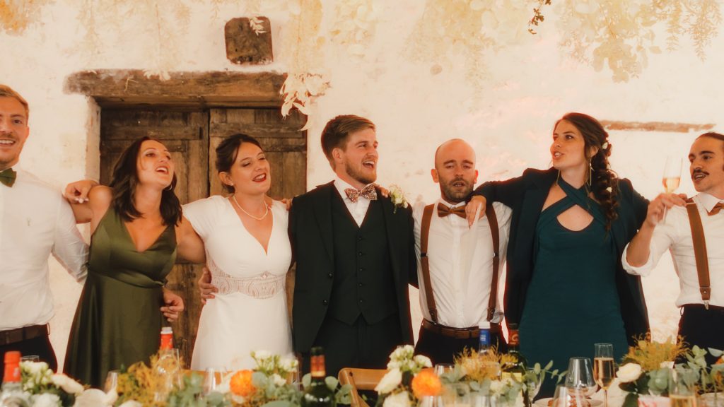 Margaux et Raphaël entourés de leurs amis pendant une soirée de mariage festive en Dordogne