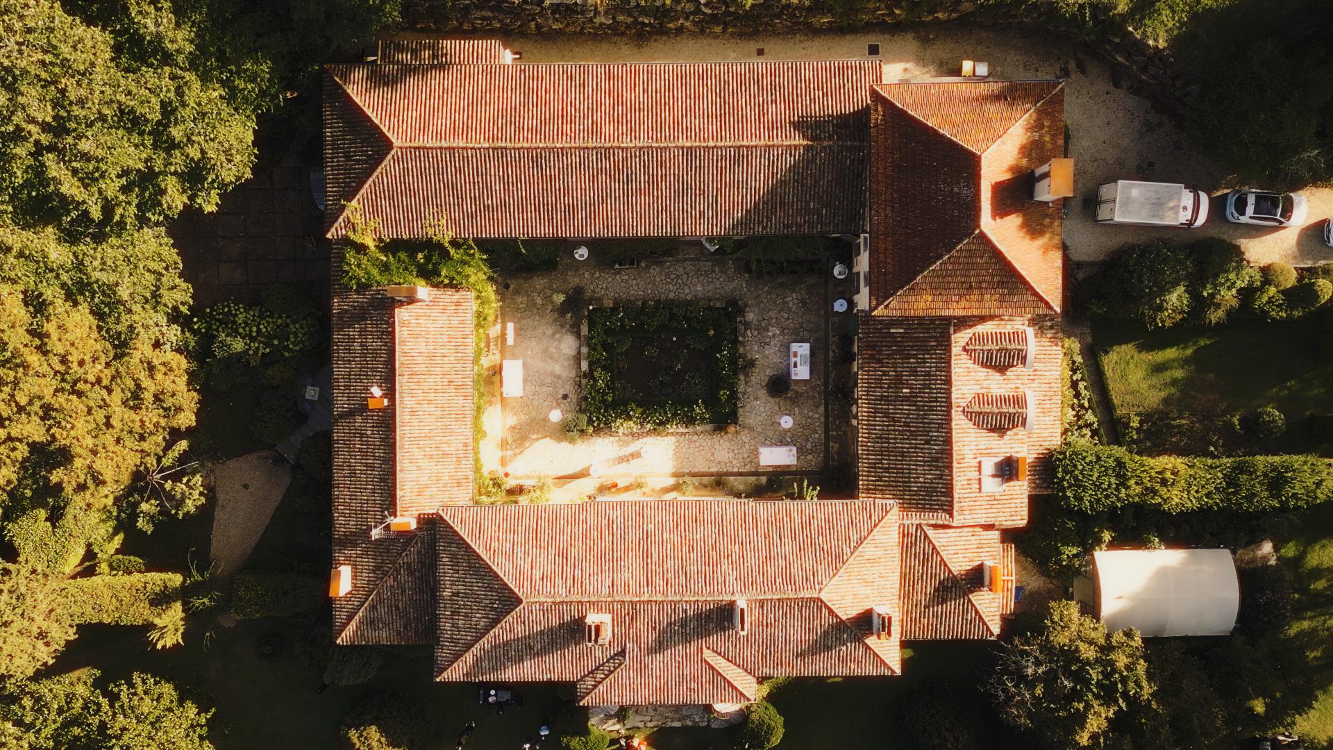 Vue aérienne du Domaine de Perrotin près de Saint-Émilion lors d’un mariage franco-espagnol