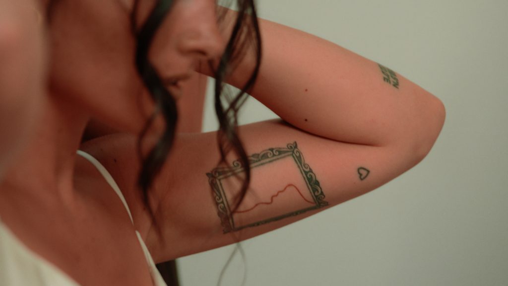 Préparatifs de Laura avant son mariage au Château Erigoye avec un détail de ses tatouages.