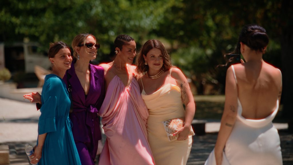 Laura entourée de ses amies avant la cérémonie de mariage au Château Erigoye.