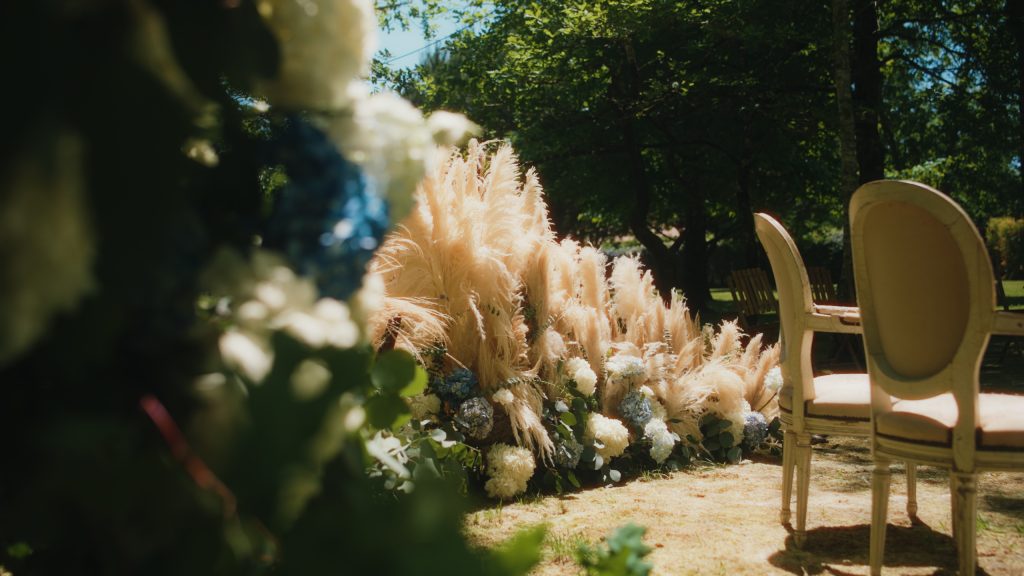 Décoration florale de la cérémonie laïque de Justine et Jérémy lors de leur mariage dans les Landes.