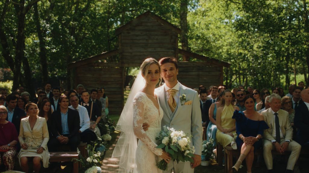 Justine et Jérémy entourés de leurs proches pendant leur cérémonie laïque dans les Landes.