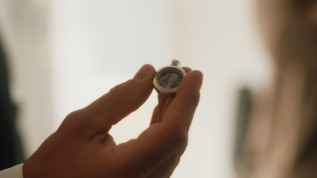 Médaillon souvenir porté par la mariée pendant les préparatifs.