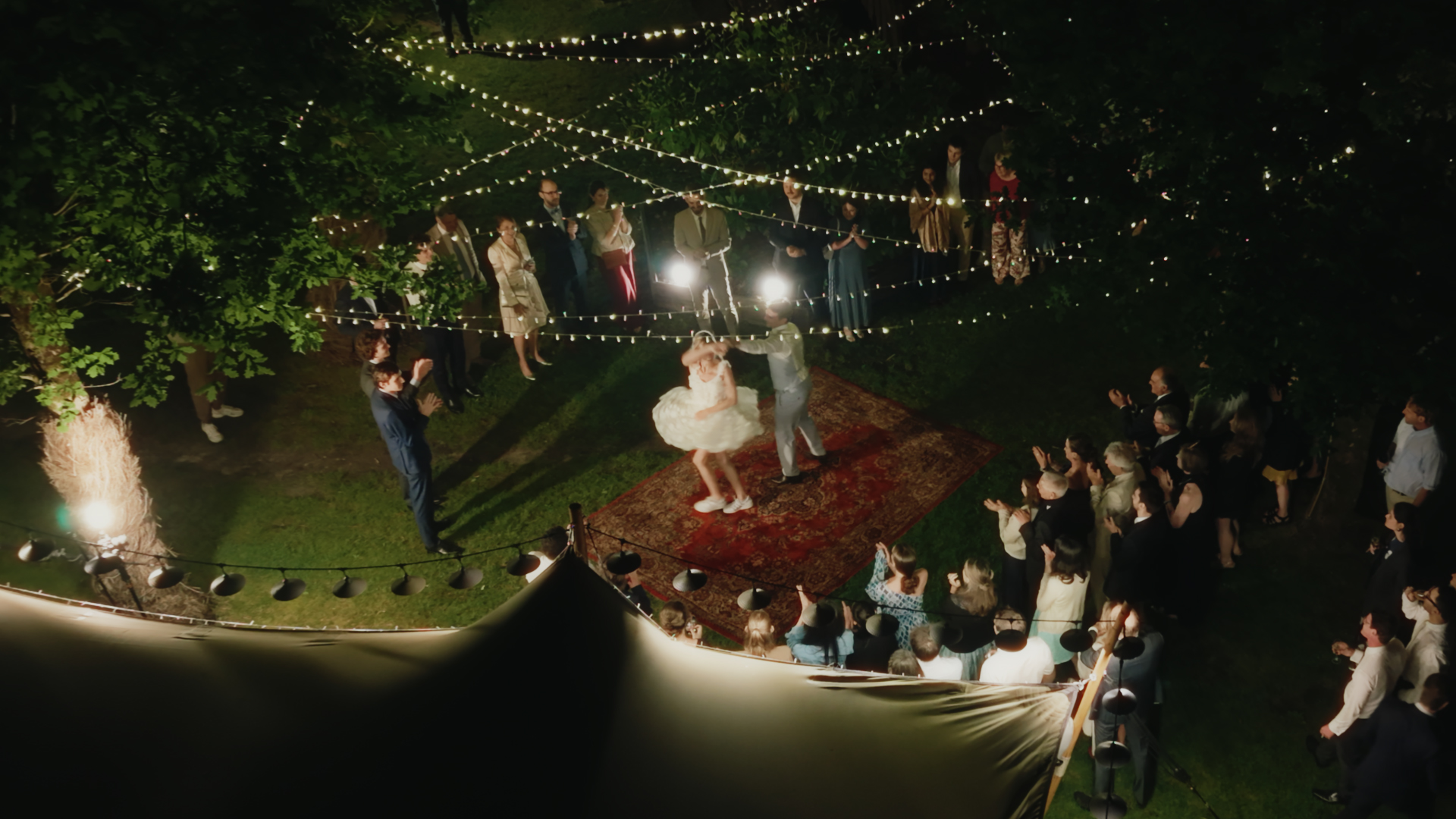 Première danse de Justine et Jérémy en plein air sous les guirlandes lumineuses.
