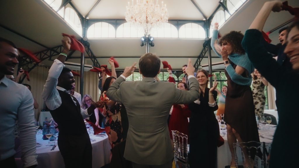 Les invités célèbrent l'entrée des mariés au Domaine de la Fauconnie en Dordogne.