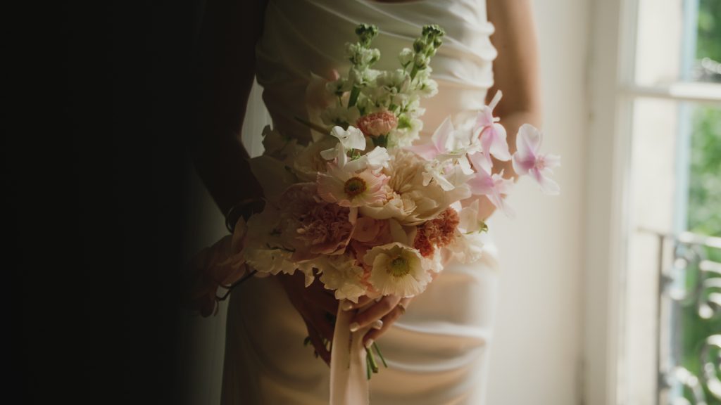 Bouquet de la mariée photographié pendant les préparatifs du mariage en Dordogne.