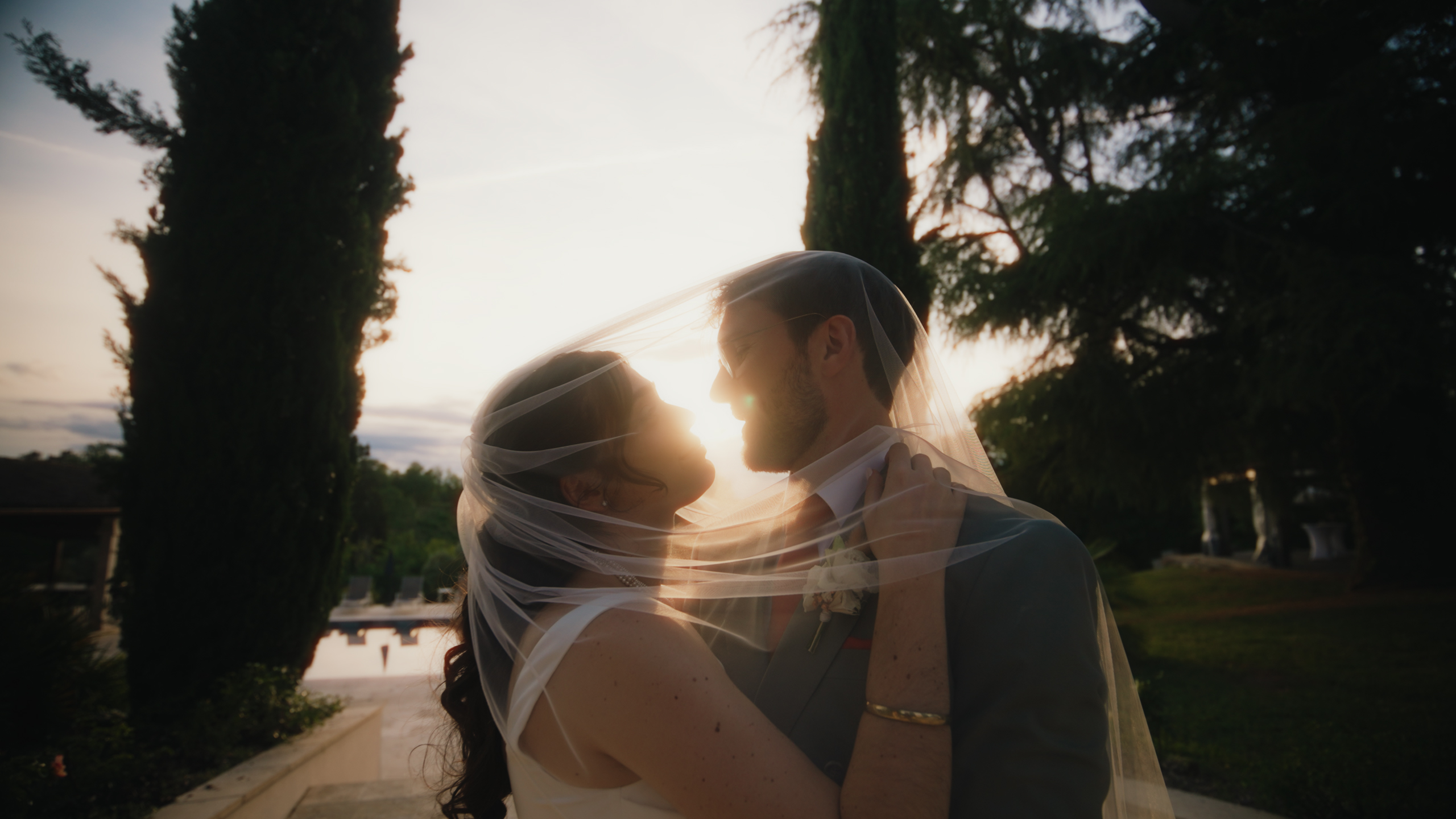 Portrait des mariés au coucher du soleil au Domaine de la Fauconnie en Dordogne.