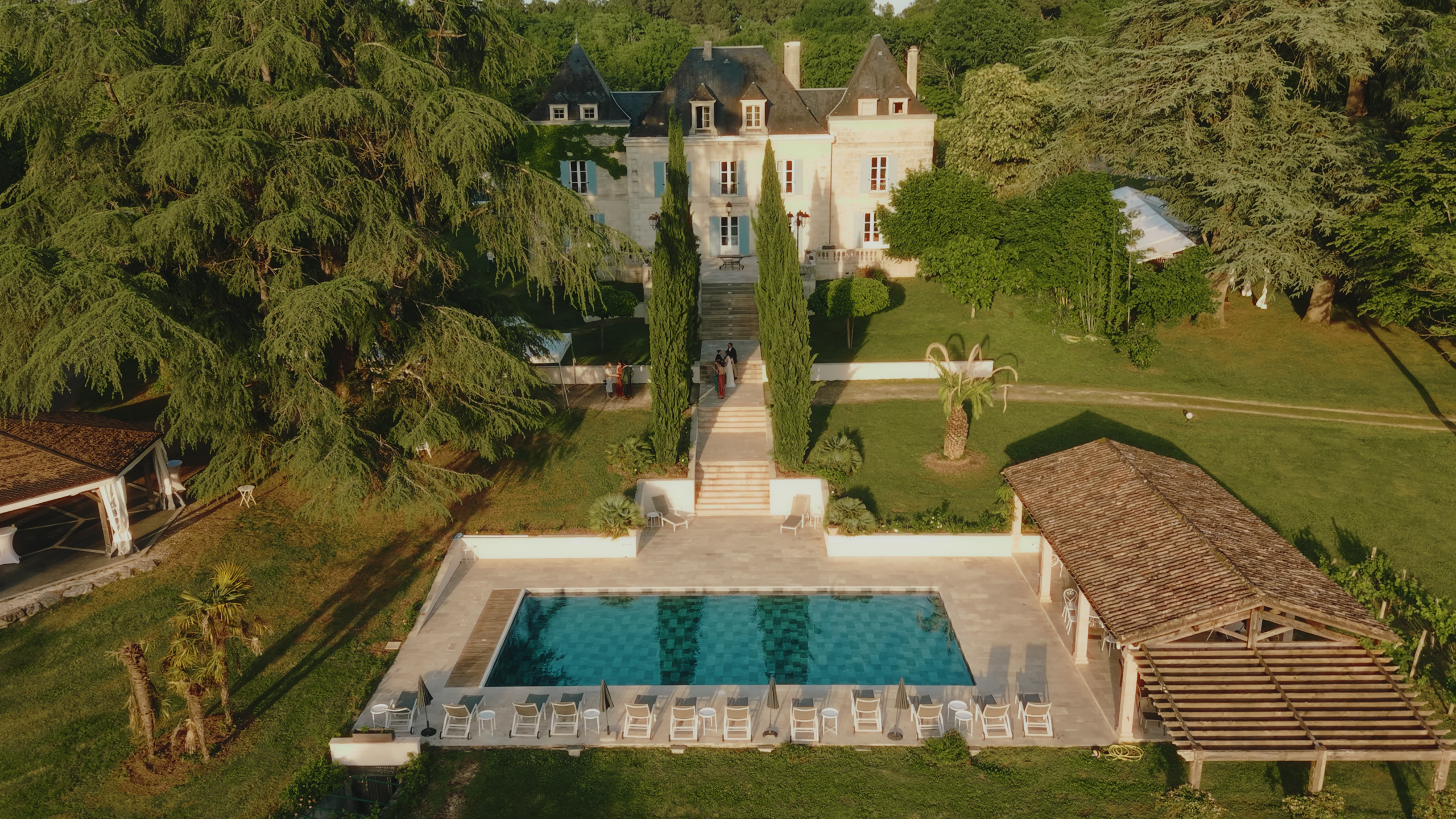 Vue aérienne du Domaine de la Fauconnie, lieu de réception du mariage de Noémie et Romain.