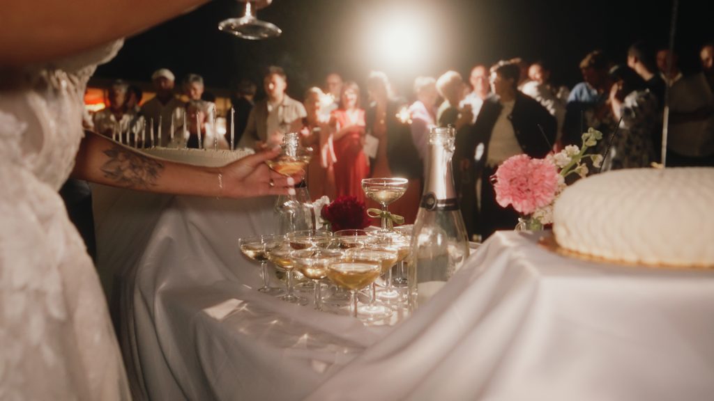 Julie et Alexis entourés de leurs invités lors de leur soirée de mariage au Château Isabeau de Naujan
