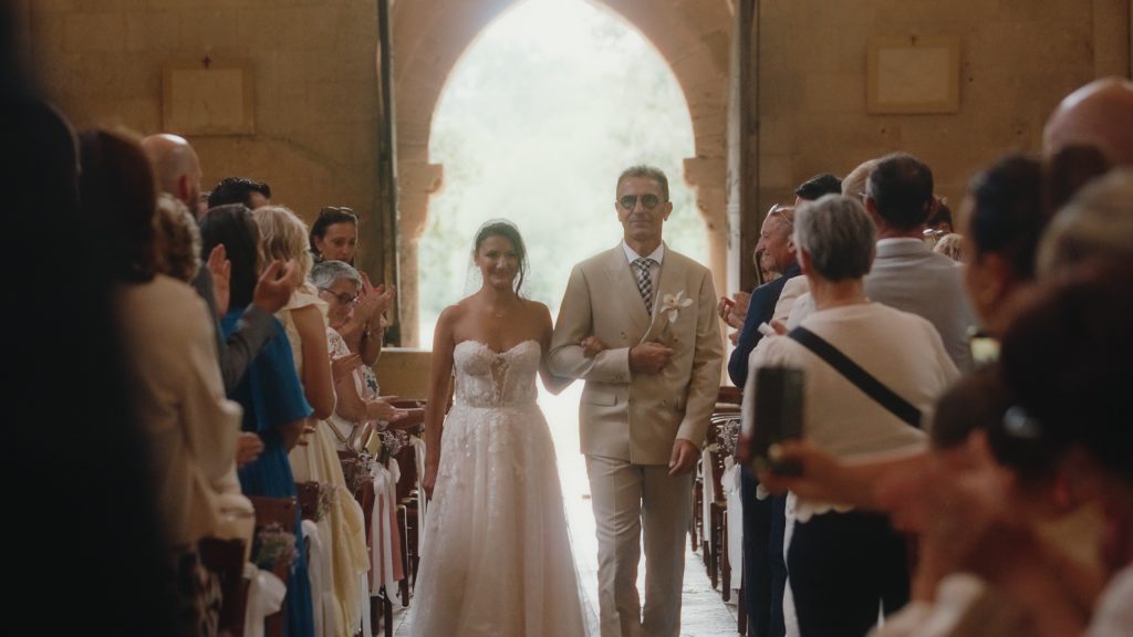 Entrée de Julie avec son père dans l’abbaye Saint-Maurice de Blasimon pour la cérémonie religieuse