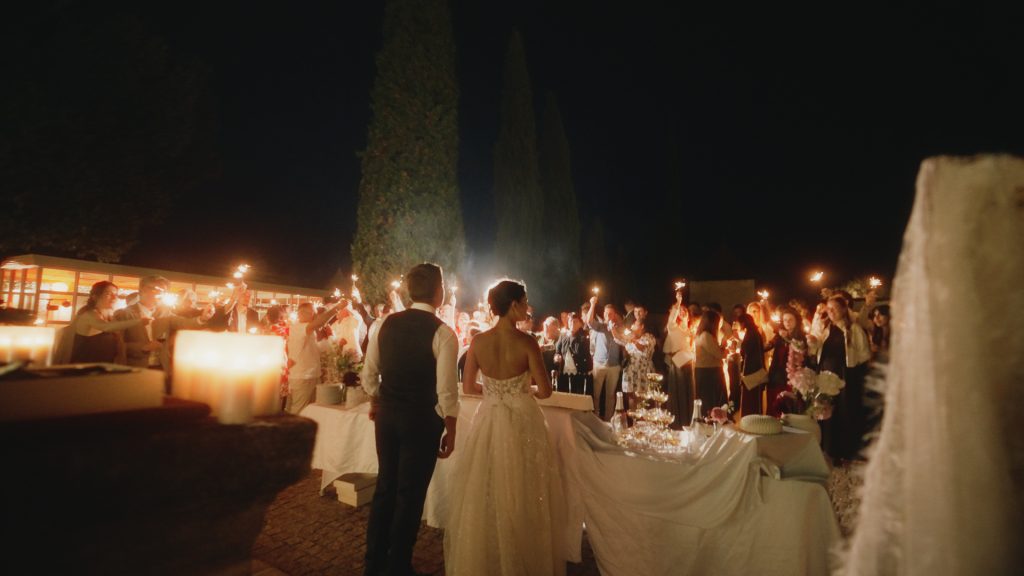 Julie et Alexis entourés de leurs invités lors de la soirée au Château Isabeau de Naujan près de Bordeaux