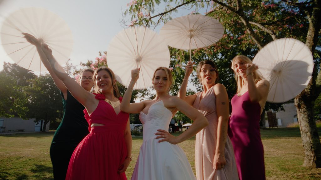 Christelle avec ses invitées lors de son mariage au Clos de Bellevue