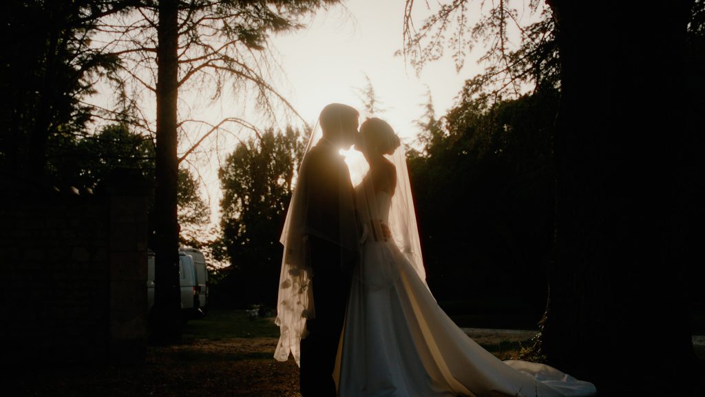 Christelle et Ivan au coucher du soleil dans les jardins du Clos de Bellevue