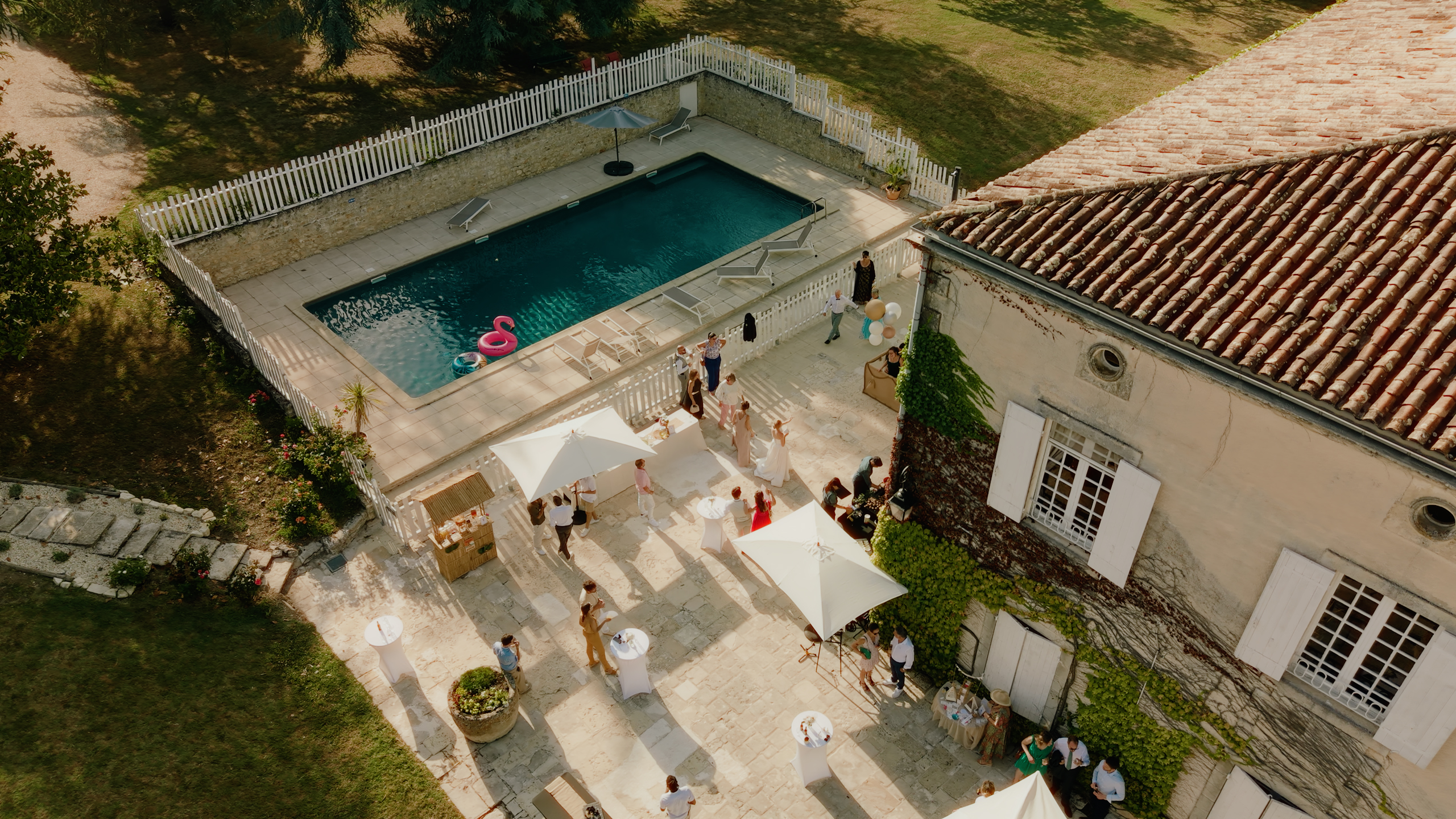 Vue aérienne du cocktail de mariage au Clos de Bellevue à Talmont-sur-Gironde