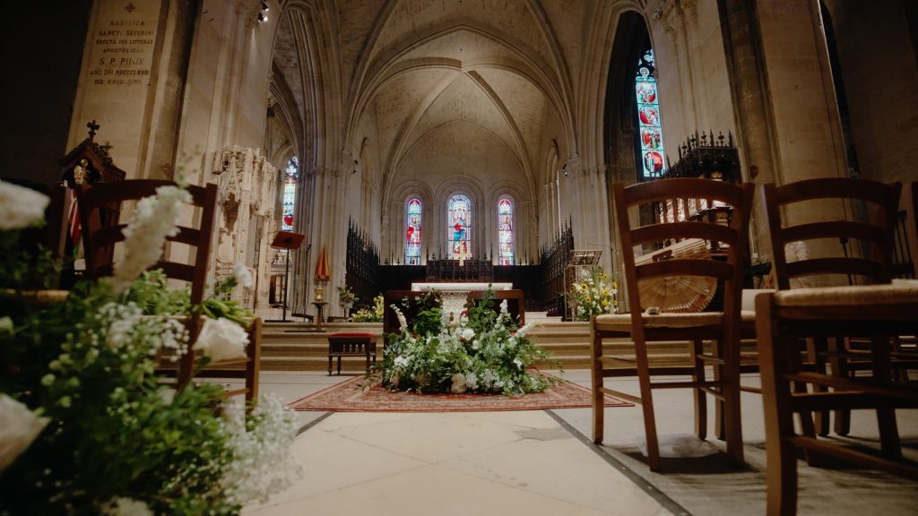 Décoration florale et vitraux de la basilique Saint-Seurin avant la cérémonie