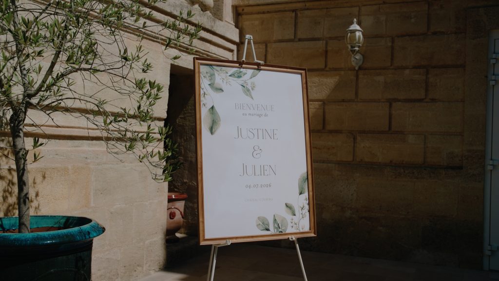 Panneau de bienvenue du mariage de Justine et Julien au Château Couffins