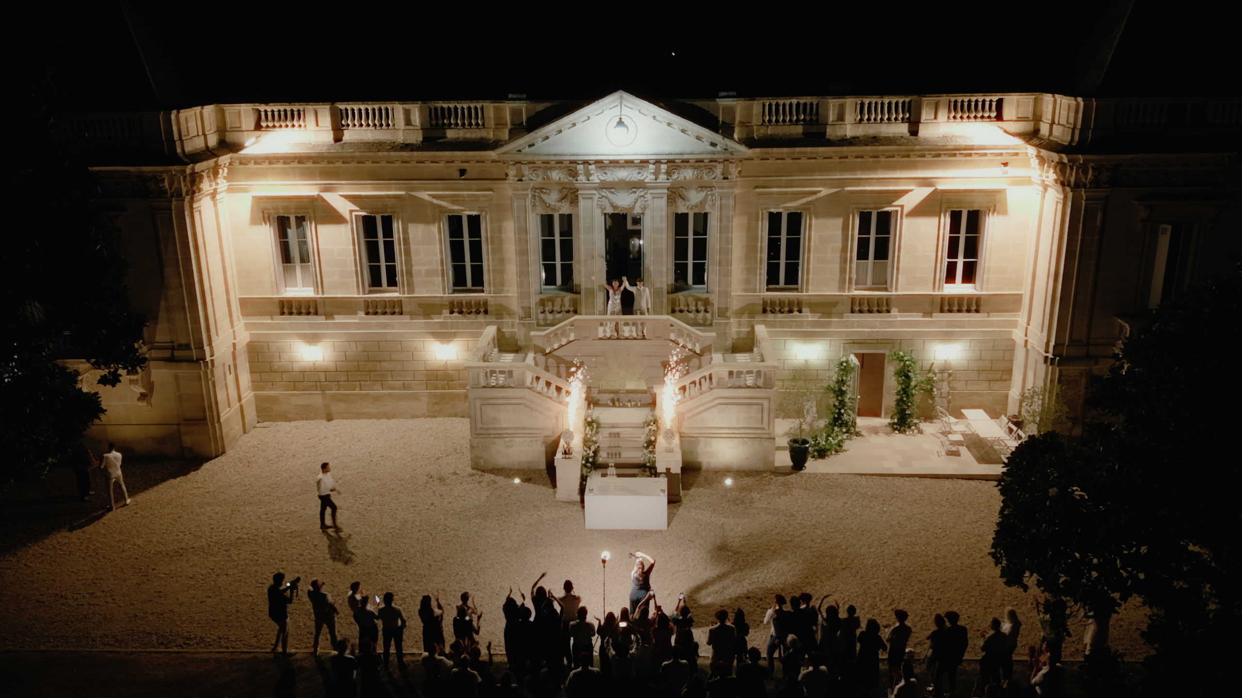 Invités réunis devant la façade illuminée du Château Couffins
