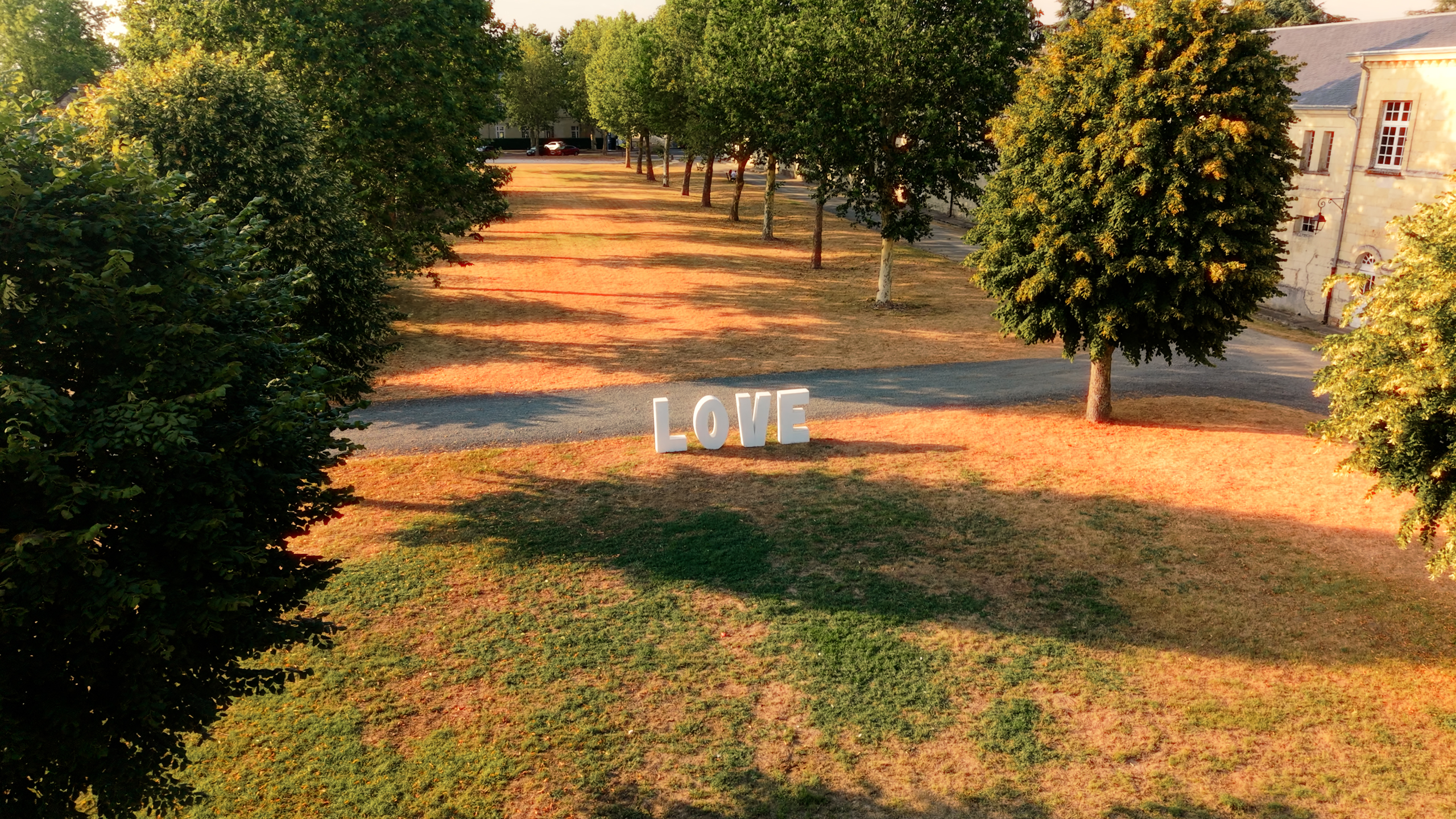 Décoration LOVE dans le parc du Domaine de Roiffé