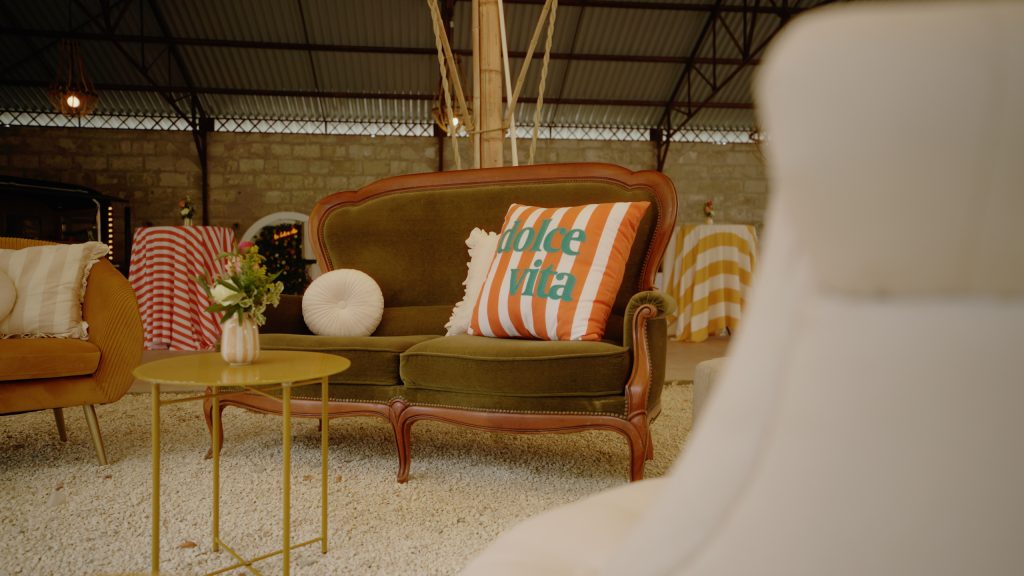 Salon décoré aux couleurs de la Dolce Vita pour le mariage