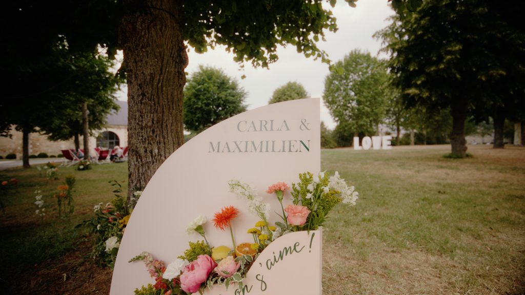 Panneau de bienvenue fleuri pour le mariage de Carla et Maximilien