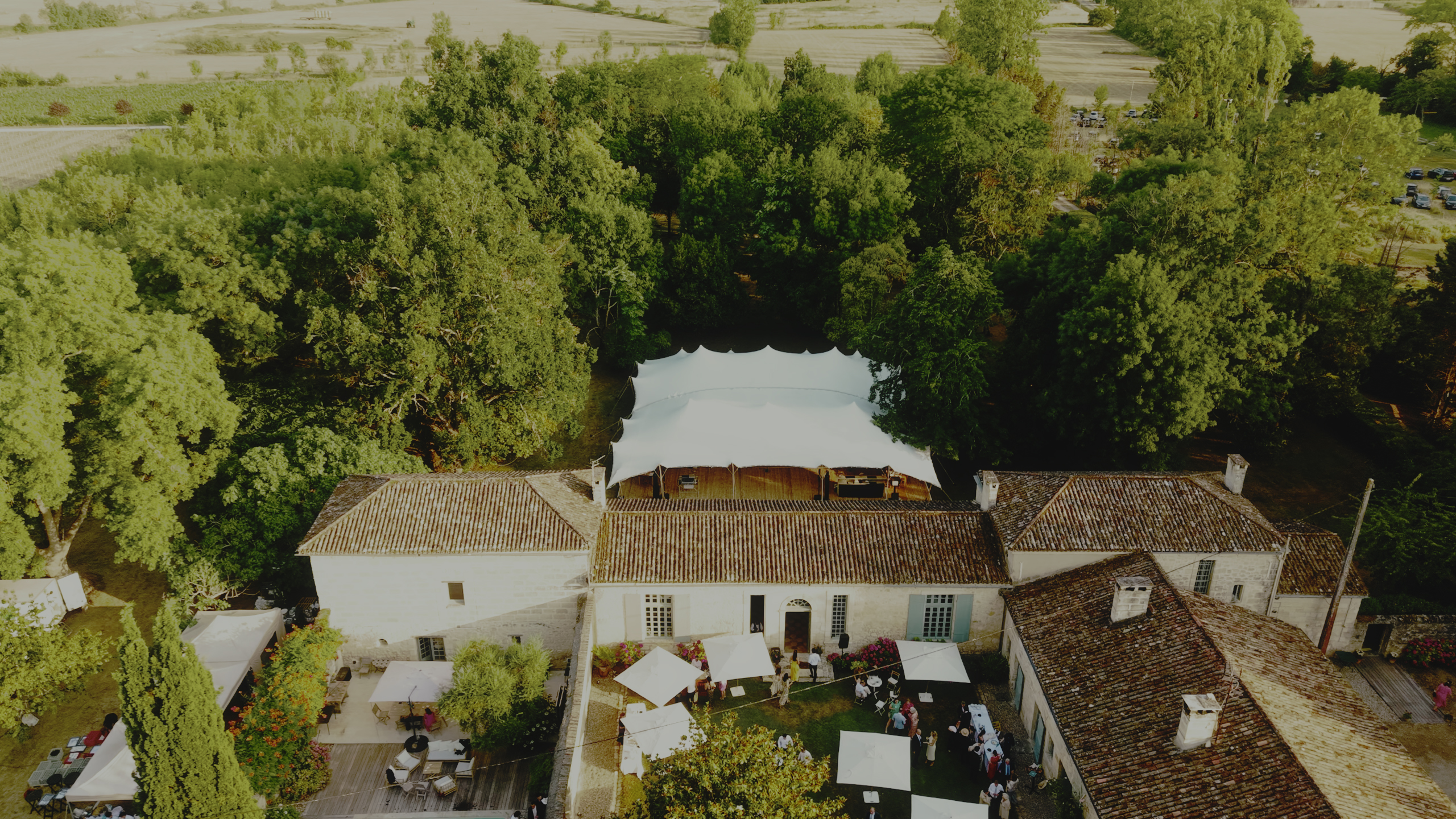 Vue aérienne de la propriété familiale à Saint-Loubès pendant la réception du mariage