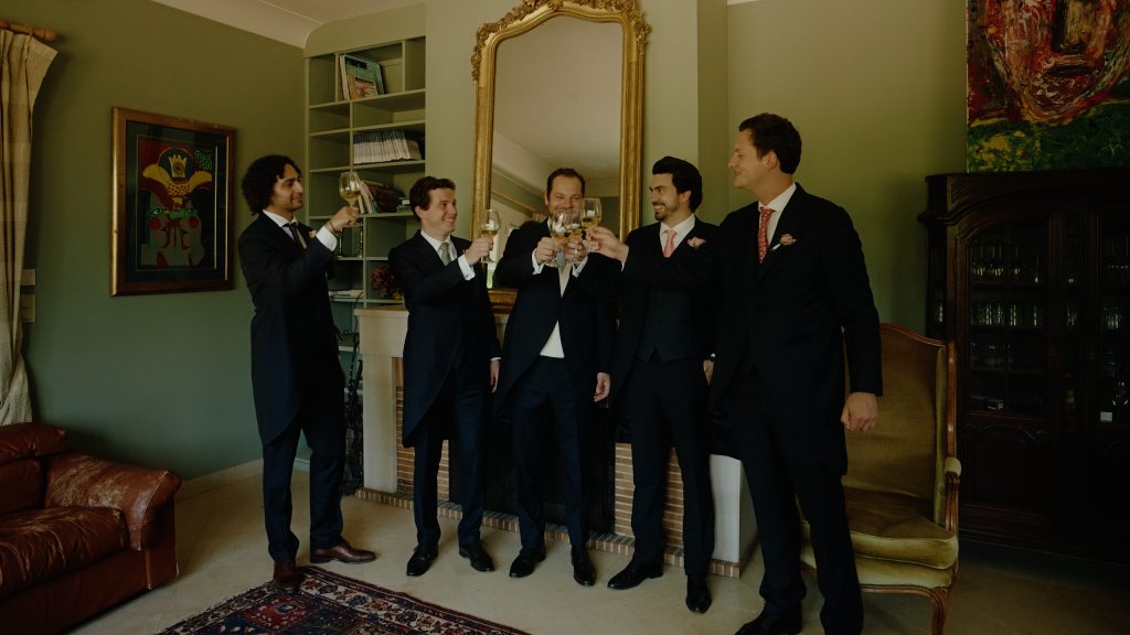 Louis trinquant avec ses témoins pendant les préparatifs du mariage