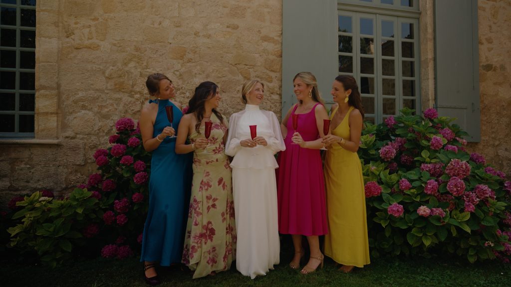 Charlotte entourée de ses proches devant la propriété familiale à Saint-Loubès