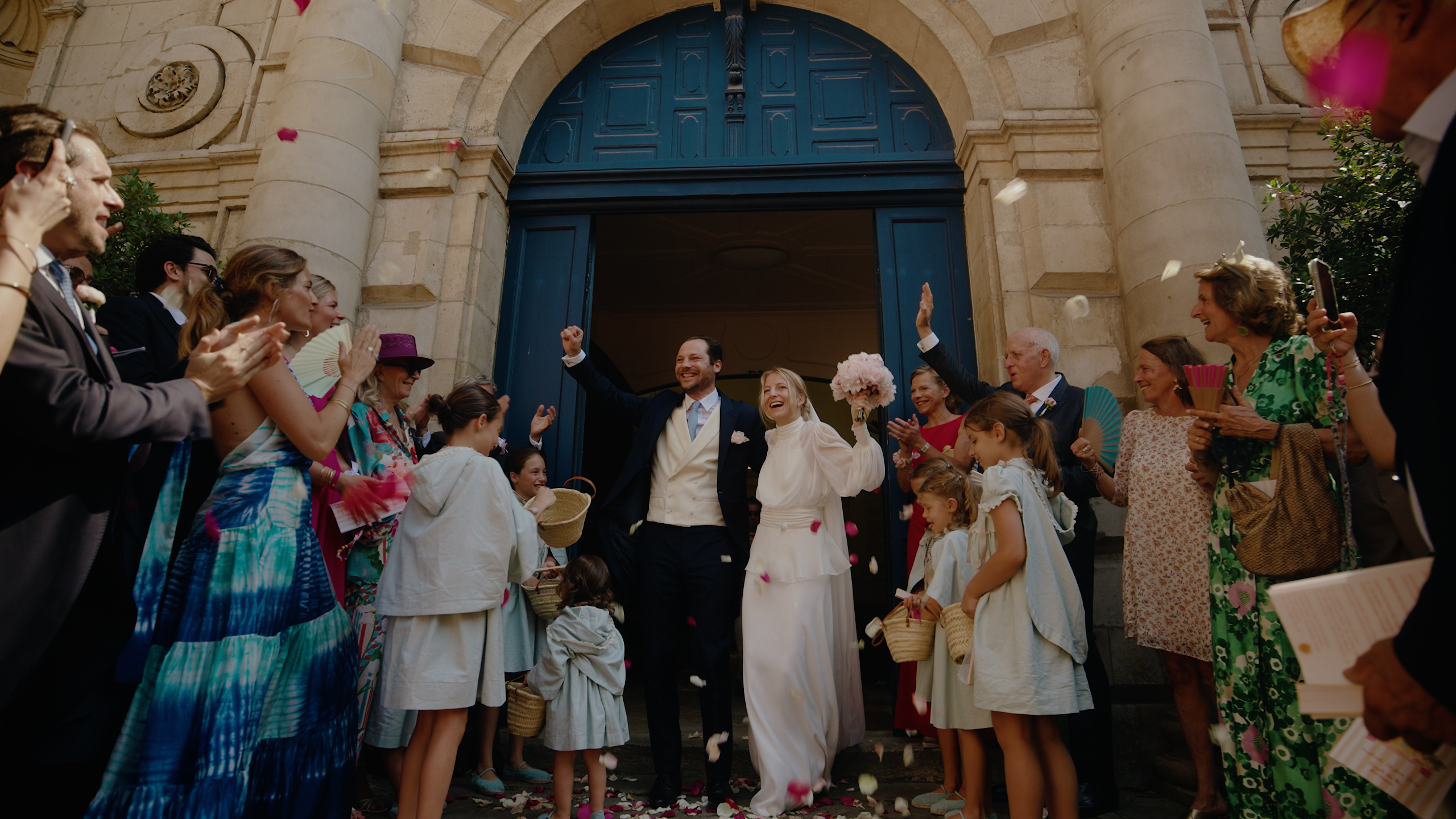 Sortie de Charlotte et Louis sous les pétales au Temple du Hâ à Bordeaux