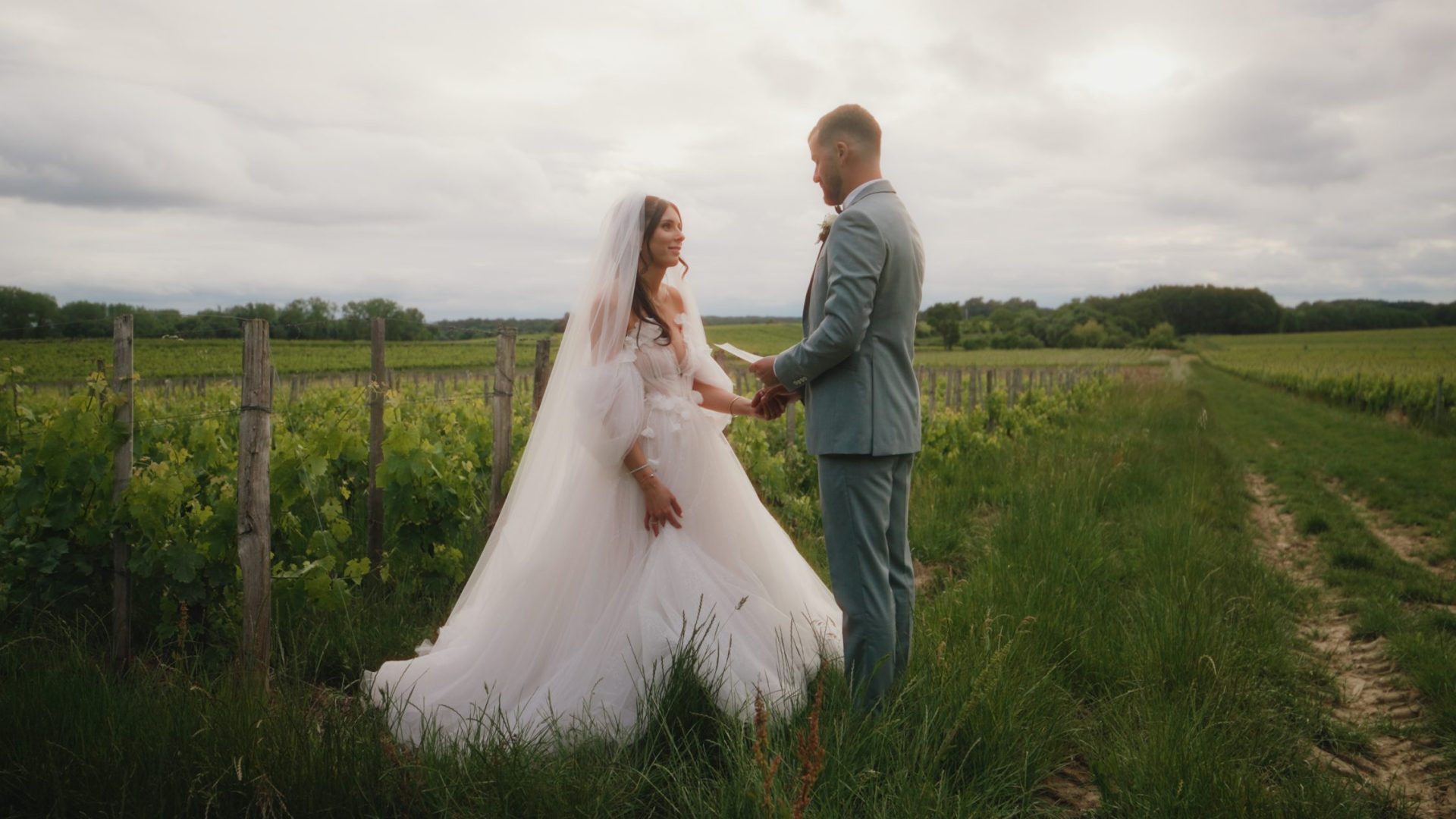 Marine et Adrien échangent leurs vœux au cœur des vignes du Château de la Grande Clotte près de Saint-Émilion.