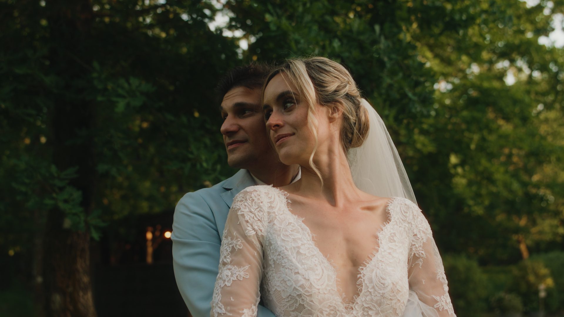 Portrait de Justine et Jérémy dans le parc après leur cérémonie laïque dans les Landes.